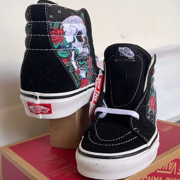 Vans WMNS Sk8-Hi
Rose Skulls Black/True White 
VN0007P6BT
Sneakers - Picture 9 of 16